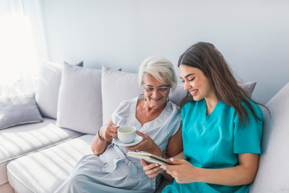 Une professionnelle échange avec une femme âgée