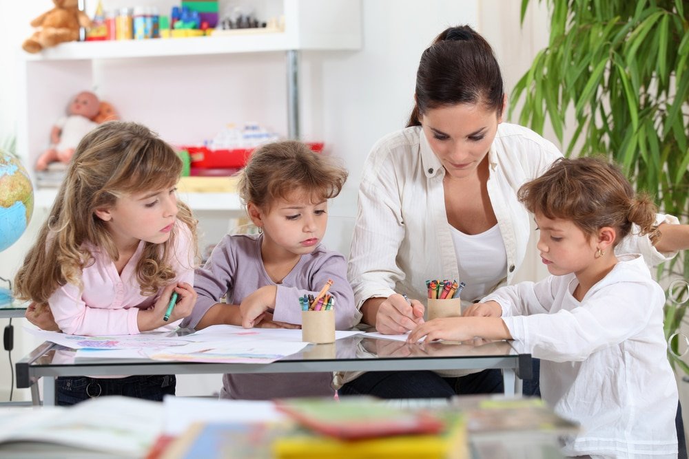 Une professionnelle accompagne des enfants lors d’une activité